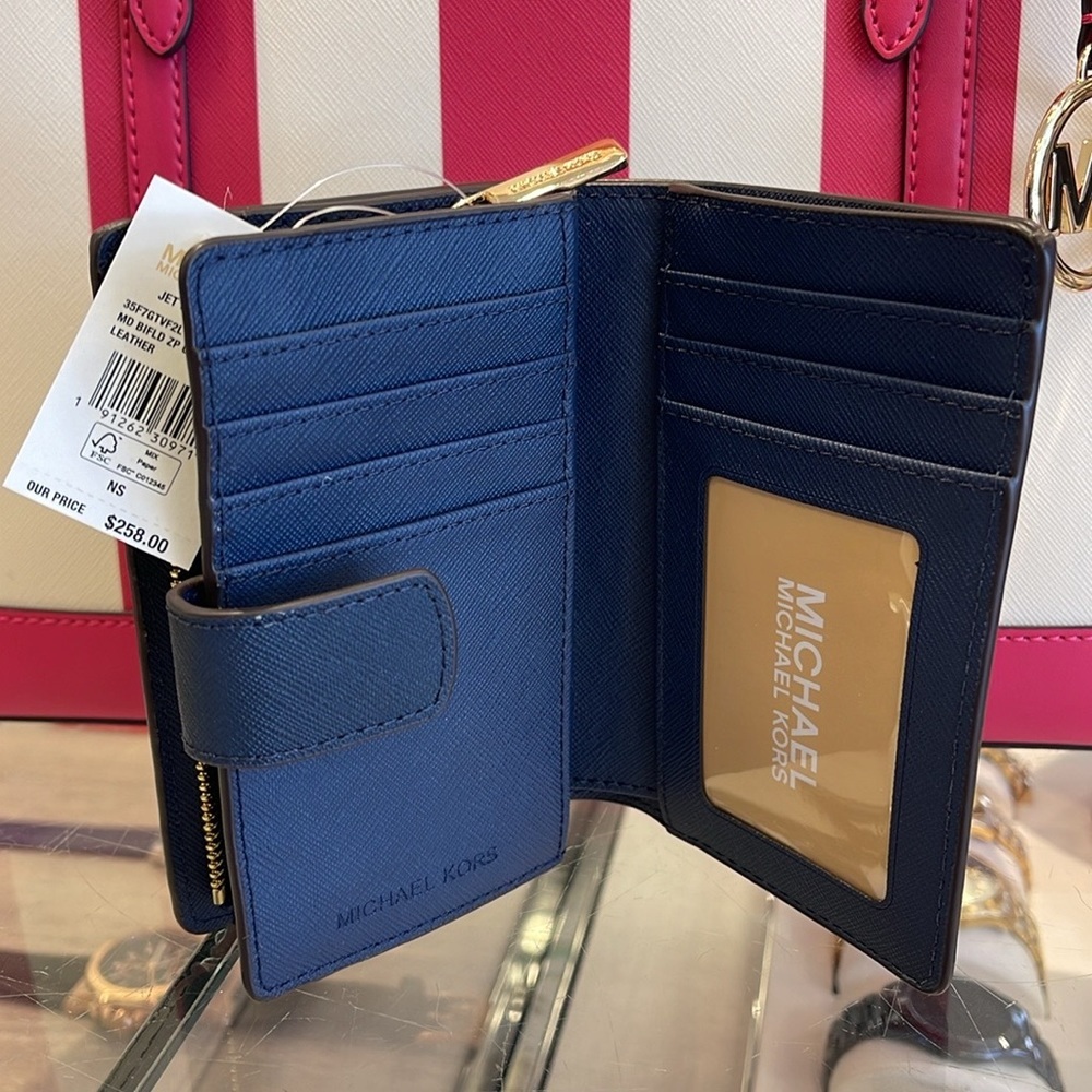 MICHAEL KORS
Medium Jet Set Travel Crossgrain Leather Bifold Zip Wallet
Navy
NWT - Picture 7 of 16